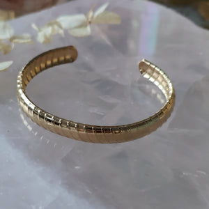 Open bangle bracelet          In gold or silver