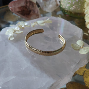 Open bangle bracelet          In gold or silver