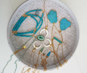 Pakaha blue howlite beads necklace with a triangle agate stone - Uli Uli Jewelry